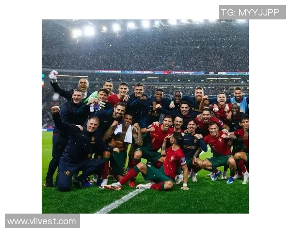 当足球球星开始训练场欢乐不断笑声盖过哨声